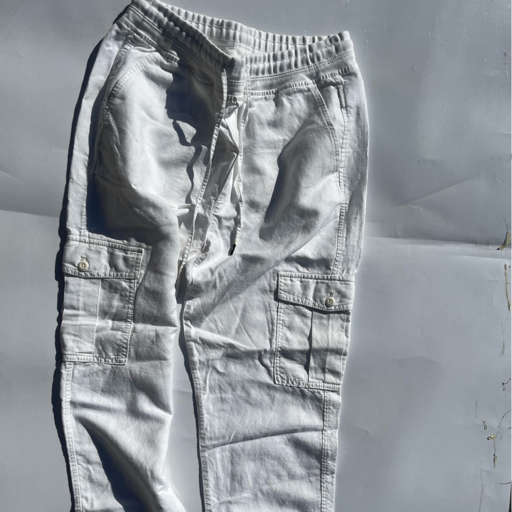 Women’s Gap white cotton joggers.